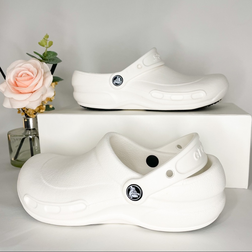 White CROCS Unisex Slip Resistant Work Shoe Size 6 Women/4 Men